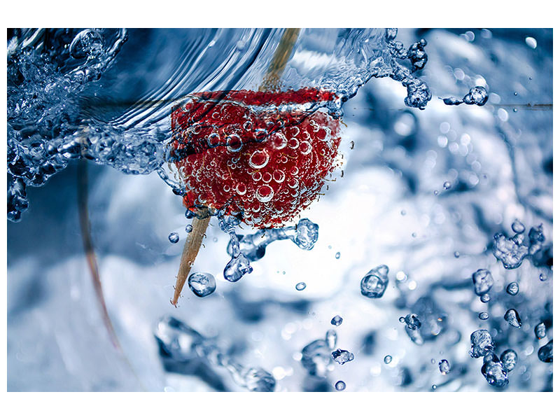 canvas-print-raspberry-in-the-water